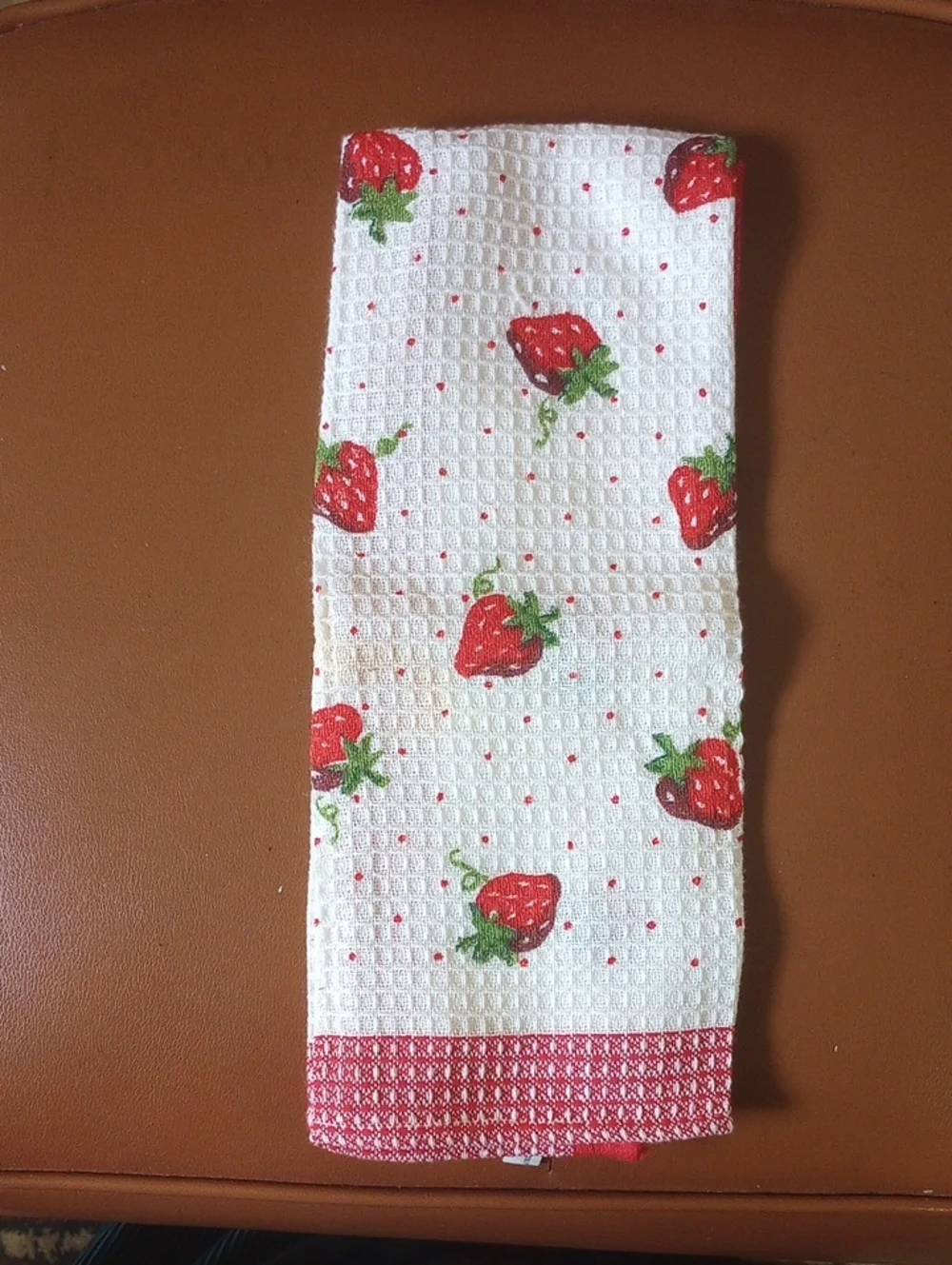 Vintage Strawberry 9-Piece Kitchen Linen Lot: Towels, Dishcloths, Decor. As-Is